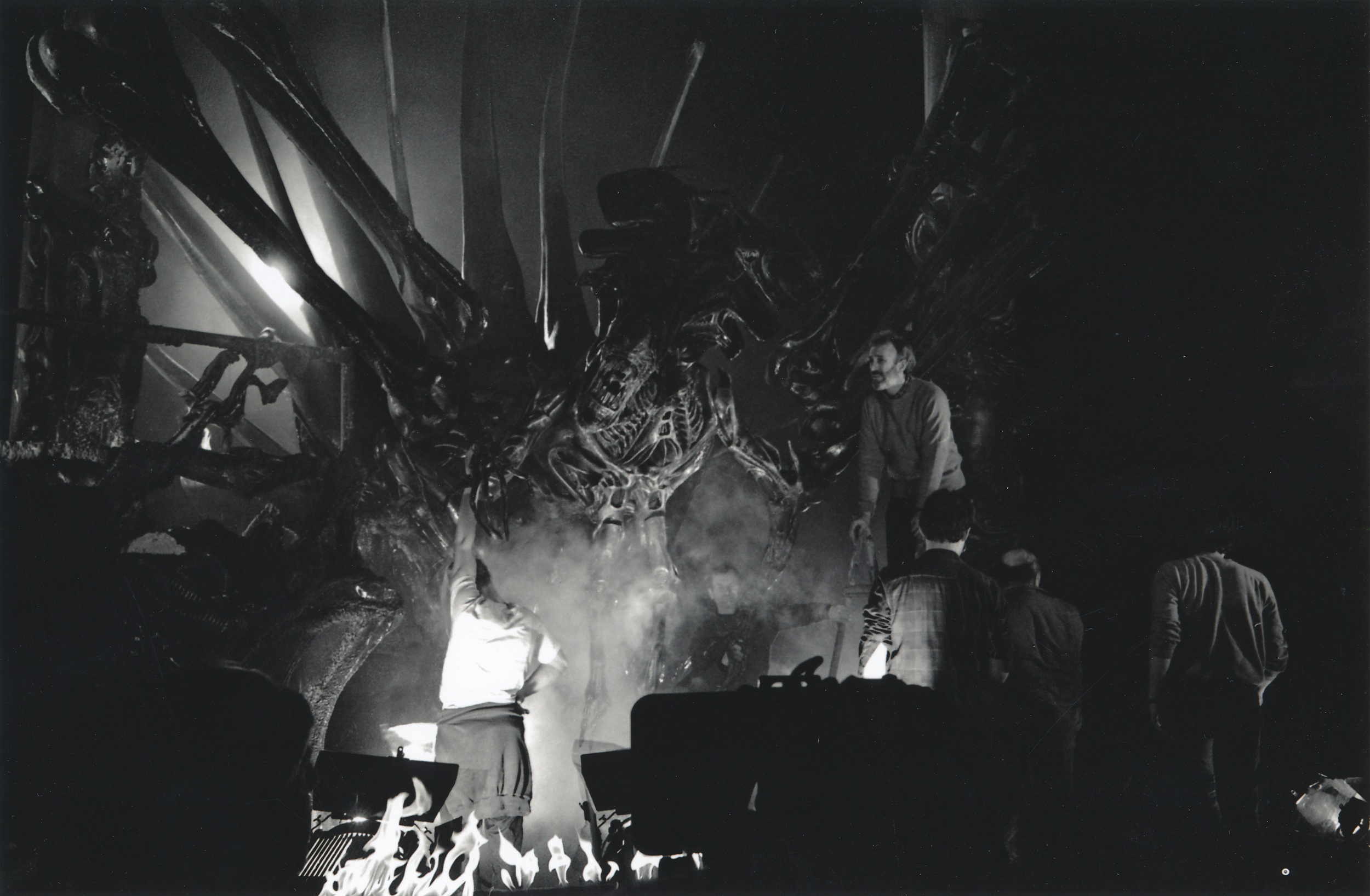 Stan Winston oversees the setup of the alien queen on the set of Aliens (1986). Photo by Bob Penn. Image courtesy of 20th Century Fox.