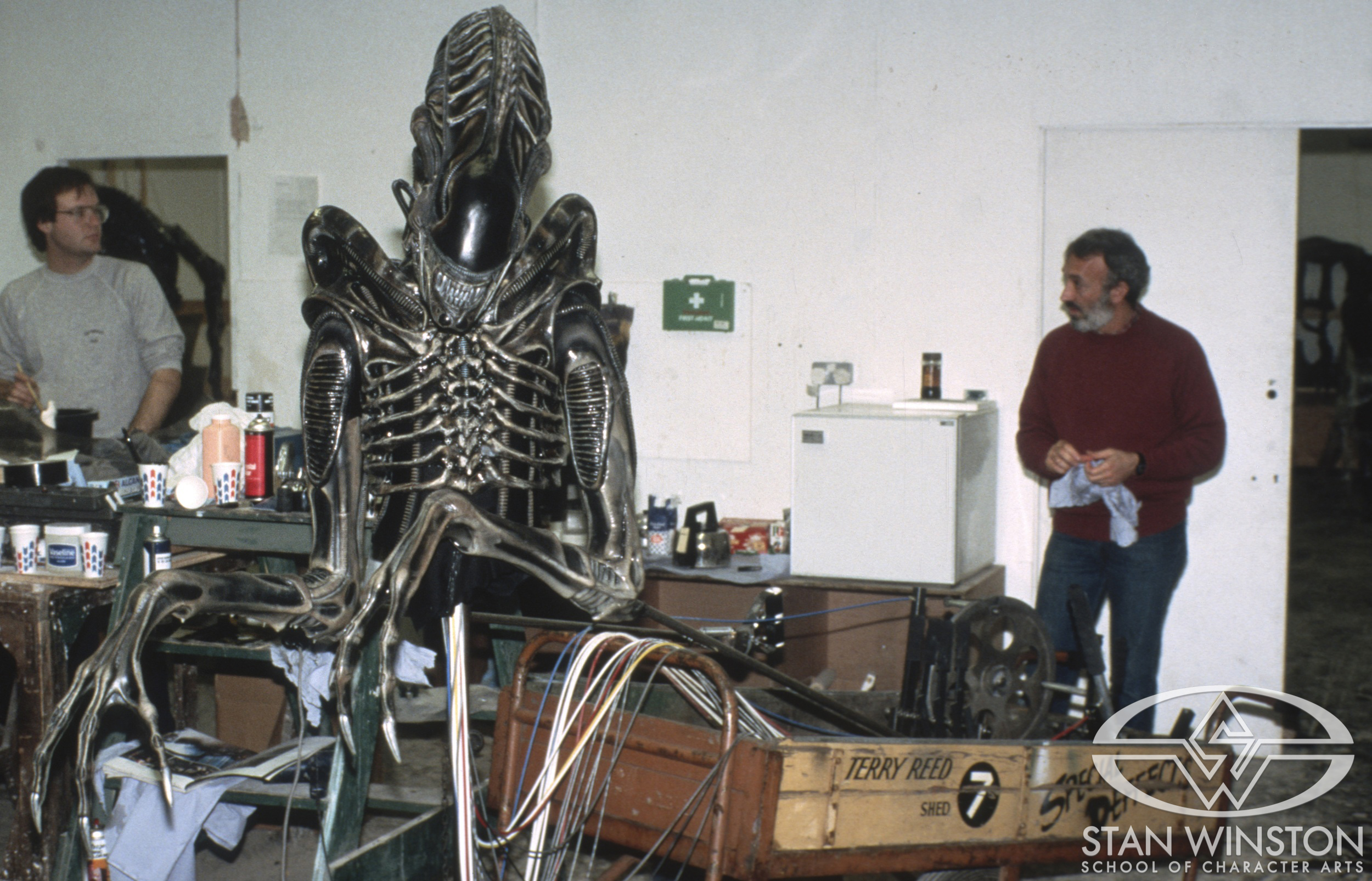 Richard Landon and Stan Winston prepare the hero alien drone puppet for its on-set debut at Pinewood Studios.